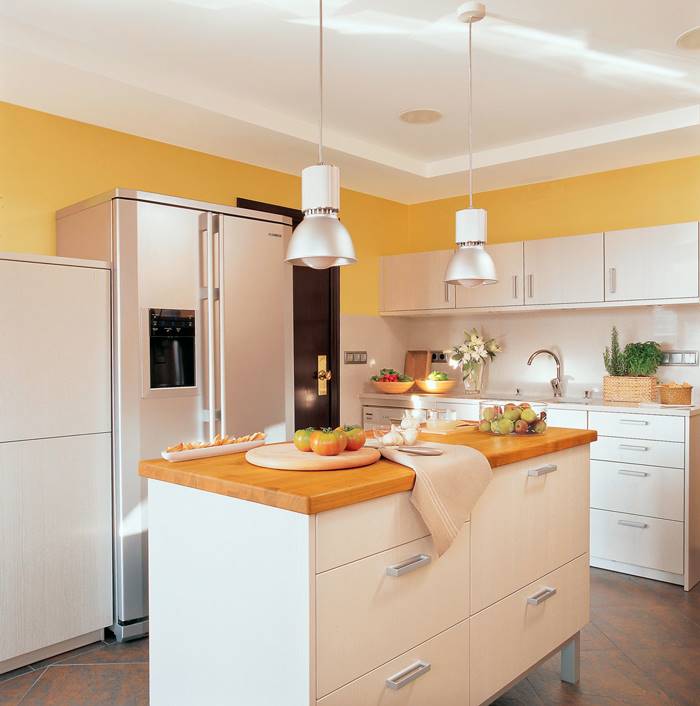 cocina-paredes-amarillas-e-isla-encimera-de-madera-00151802 eb26aaef-1jpg 9401ffcd
