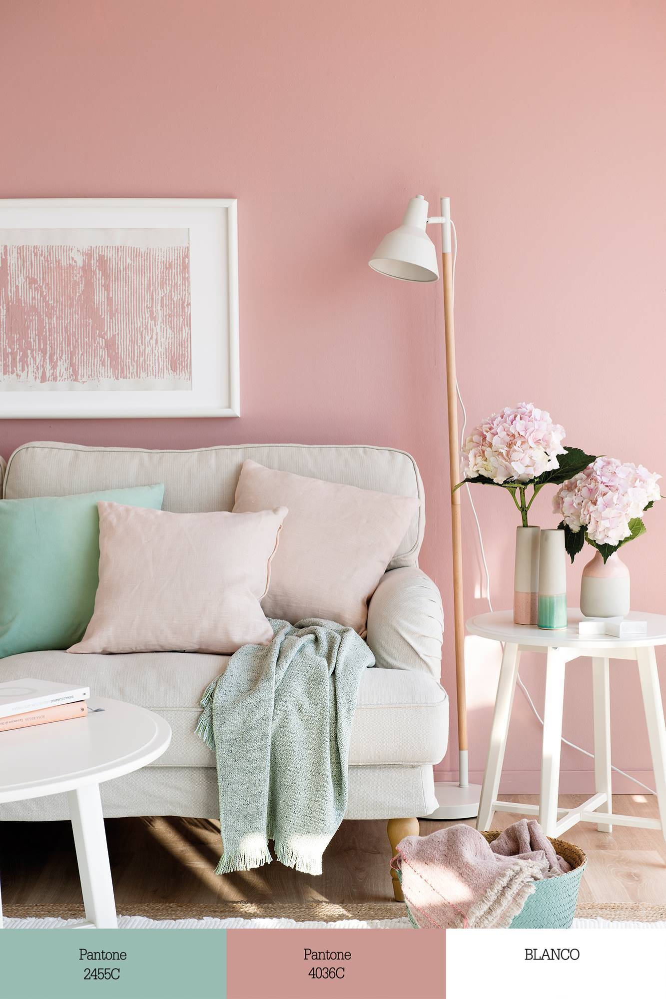 Salón decorado en tonos rosa, blanco y mint. 