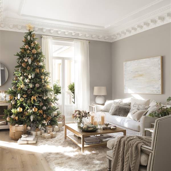 Copia el look de Navidad de este piso de El Mueble decorado en blanco, dorado y gris