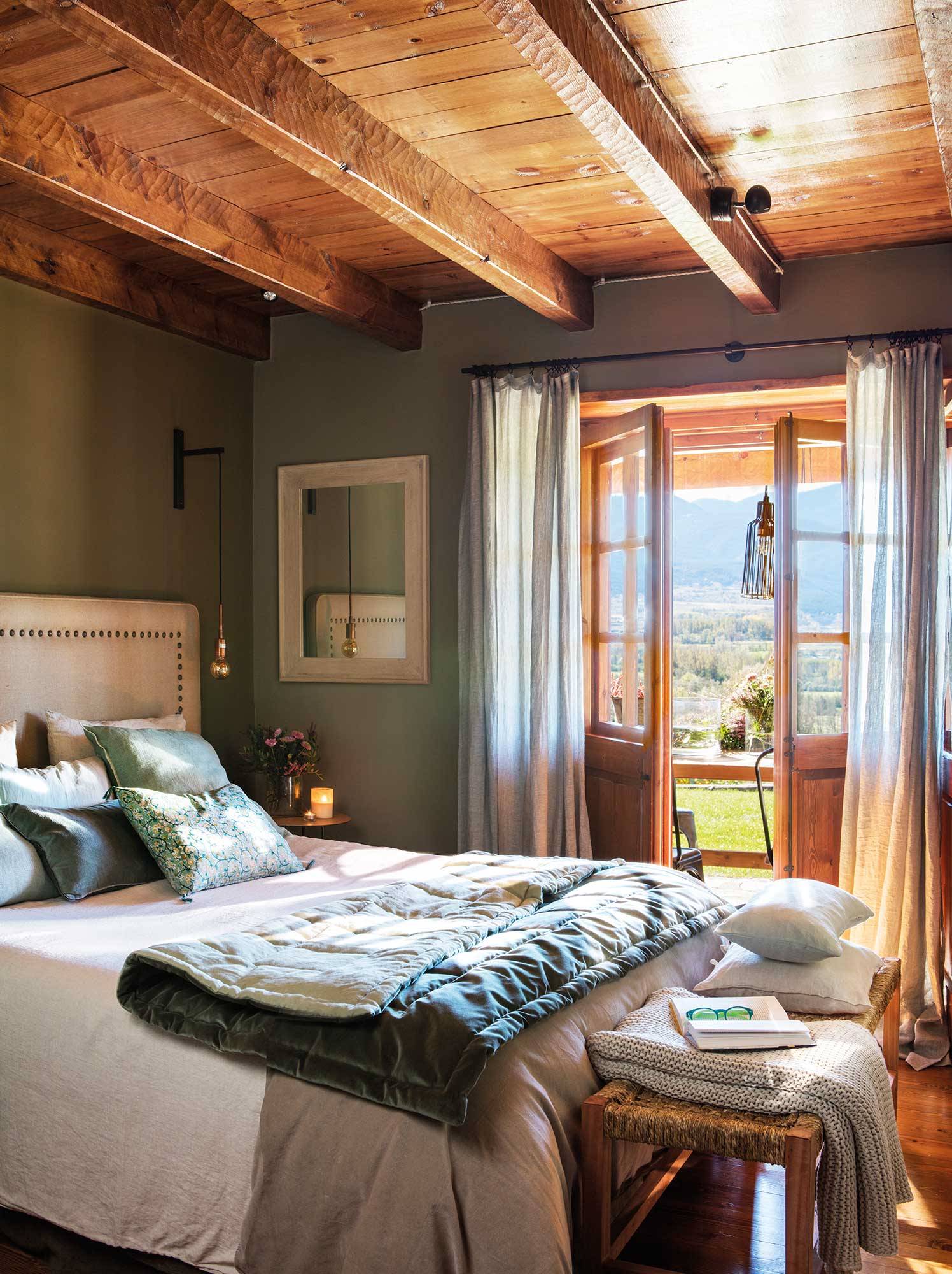 Dormitorio rústico con vigas de madera y paredes en verde_00497892