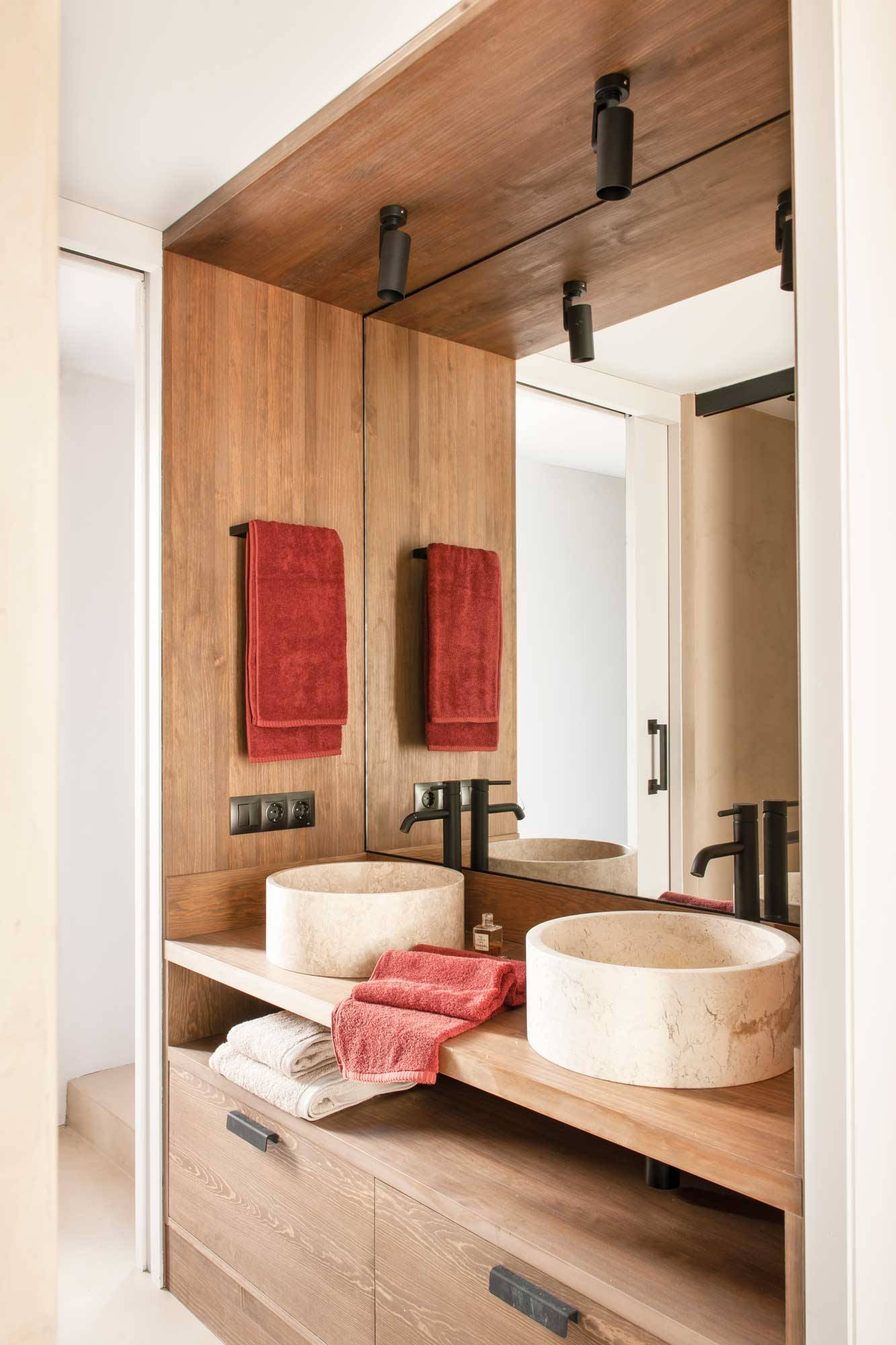 Baño moderno con zona del lavabo con marco de madera. 