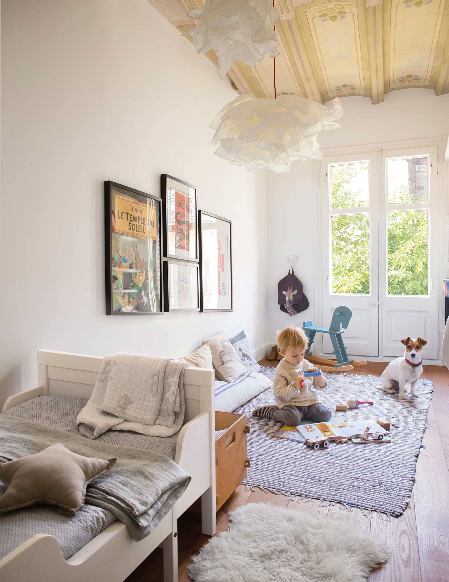 Habitación infantil con alfombra de pelo largo. 