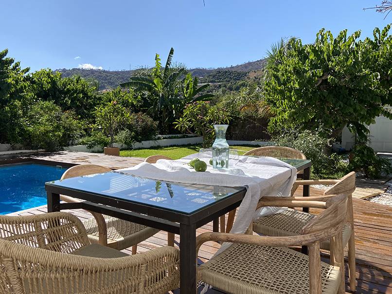 Casa Maria Violeta Haro en Granada mesa y piscina con vistas