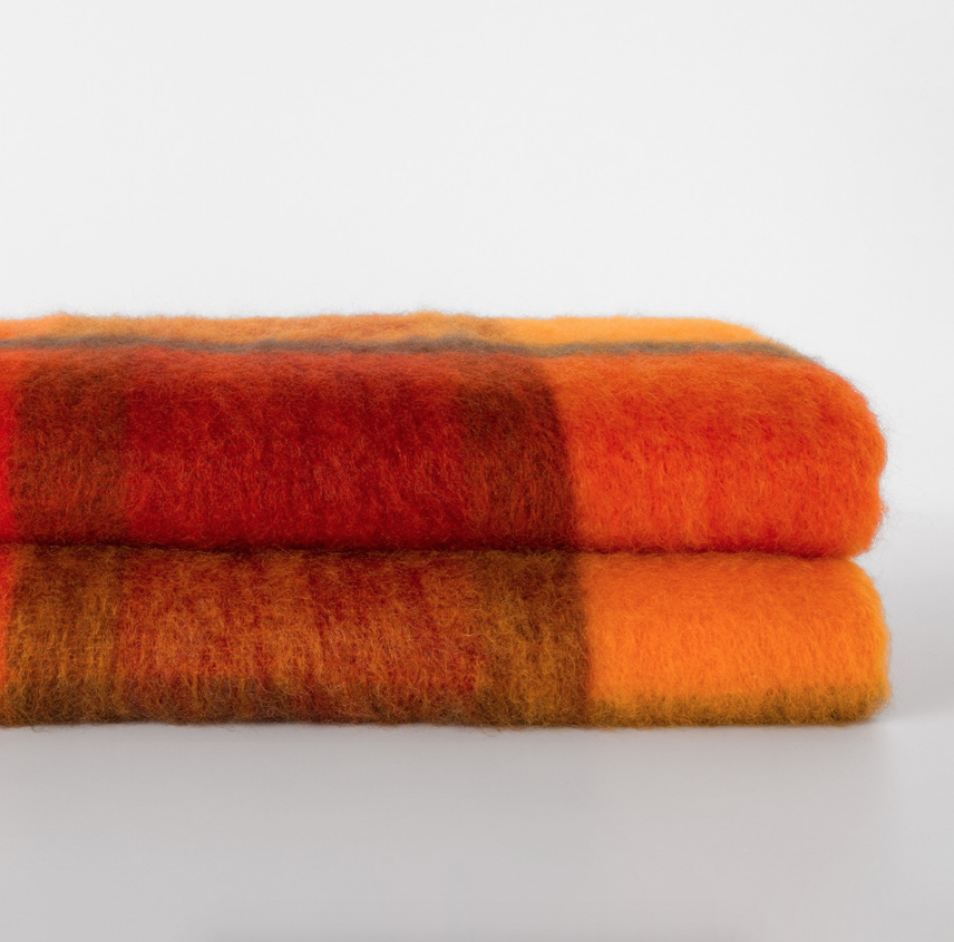 Manta de mohair y lana de Ezcaray en tonos naranjas