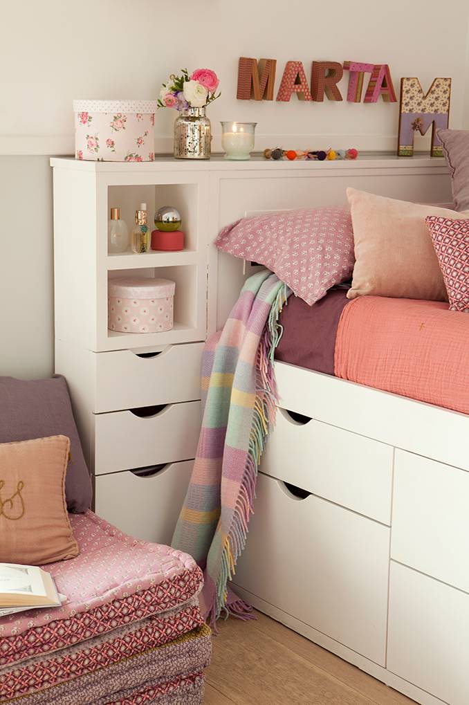 Dormitorio infantil con cabecero con almacenaje con cajones.