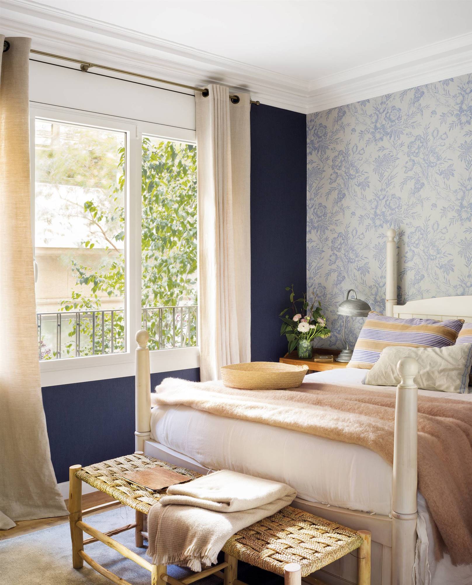 Color Pantone Classic Blue pared dormitorio combinada con papel pintado 00451602
