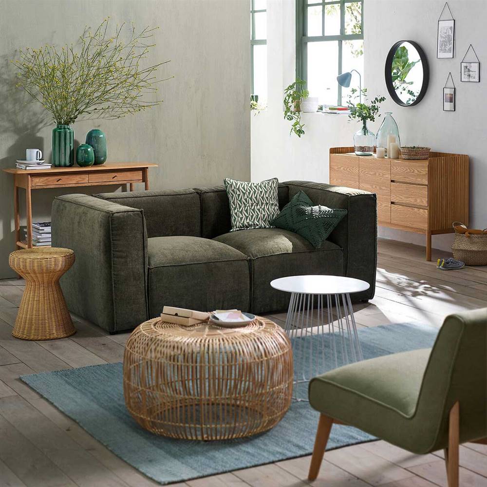salon-decorado-con-sofa-en-verde-y-muebles-madera-La-Redoute-Interieurs