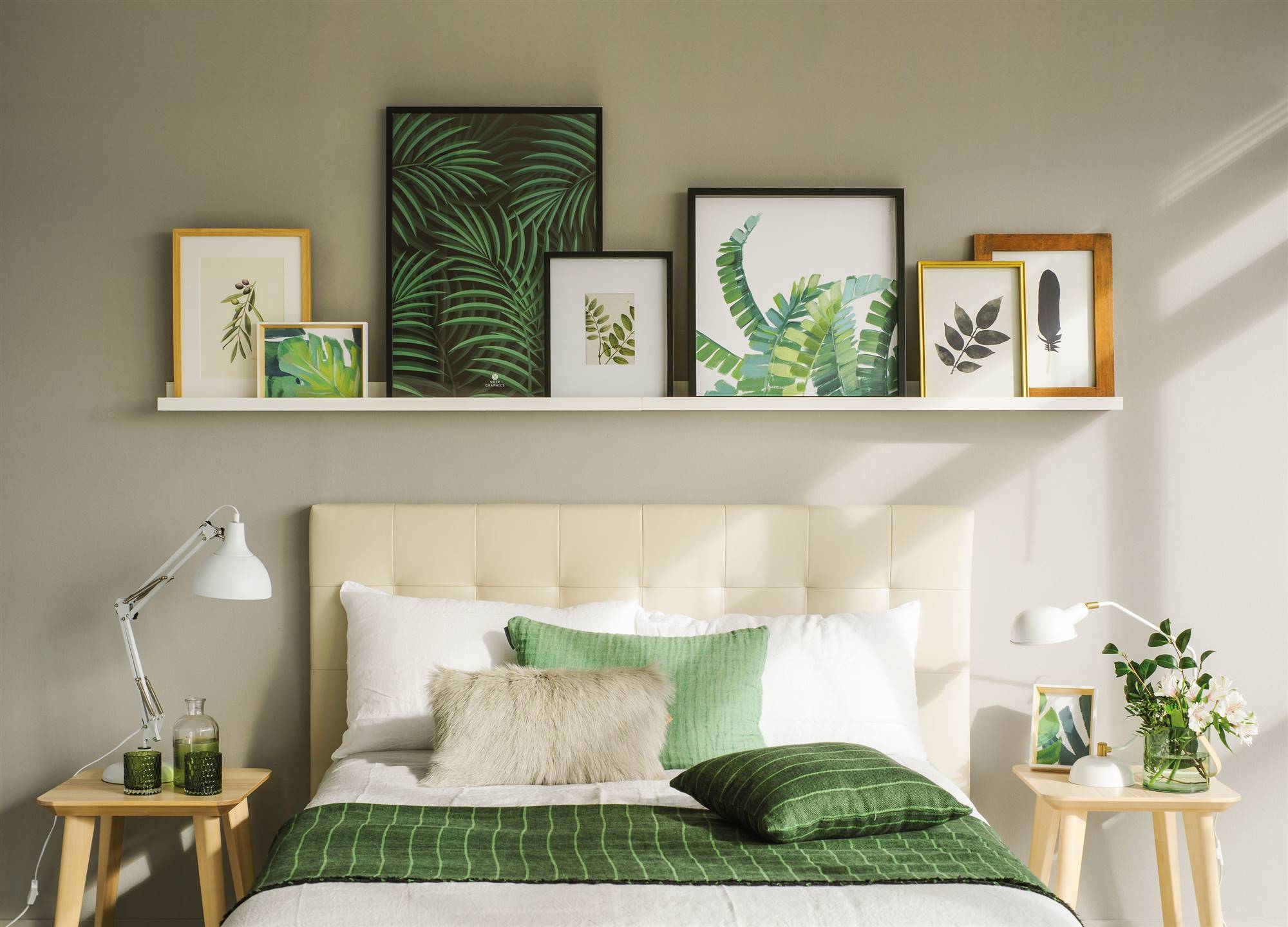 Dormitorio con cabecero en capitoné blanco y balda con cuadros de motivos vegetales_00481906