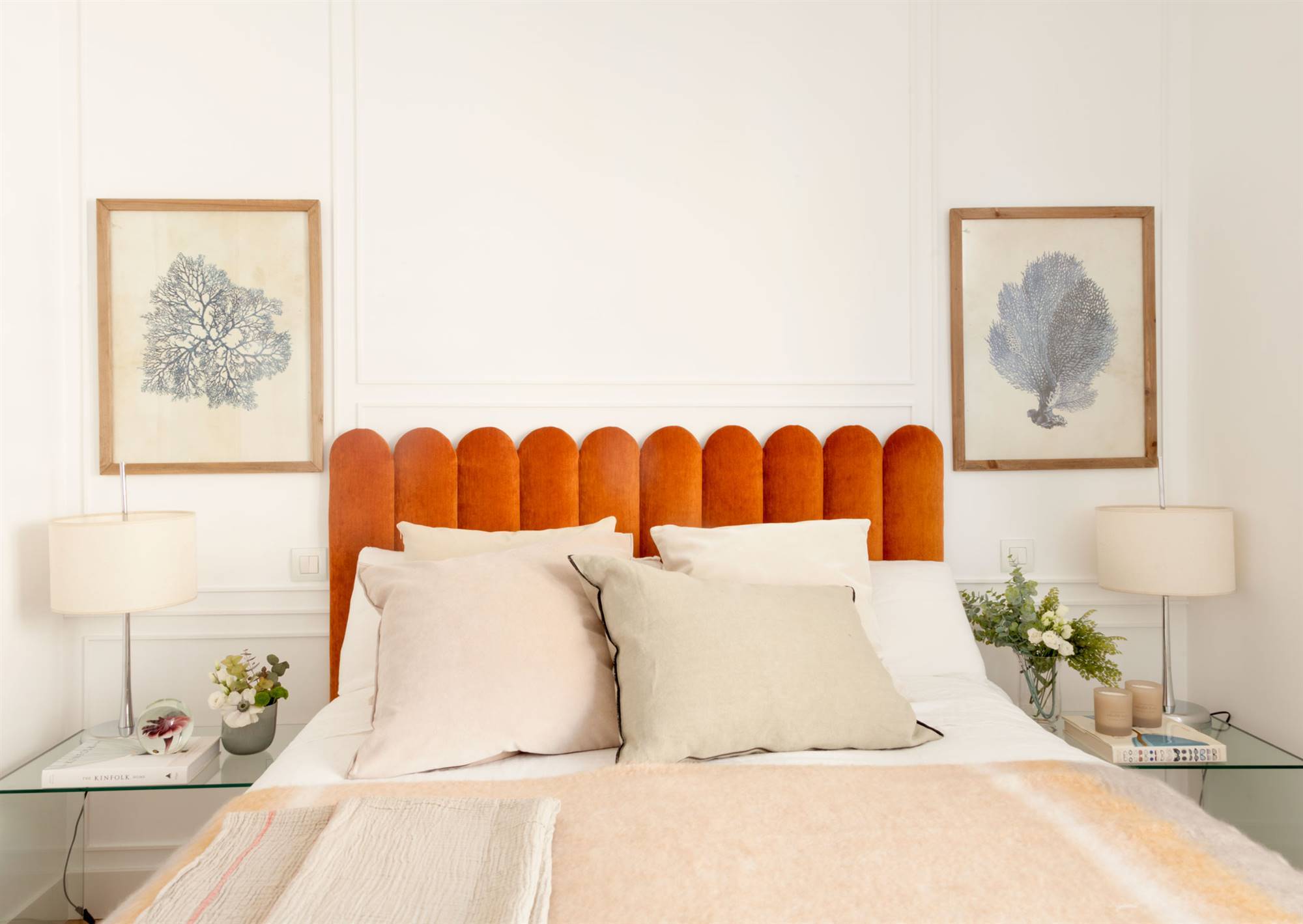 Dormitorio con cabecero-terciopelo naranja y dos cuadros_501855 O