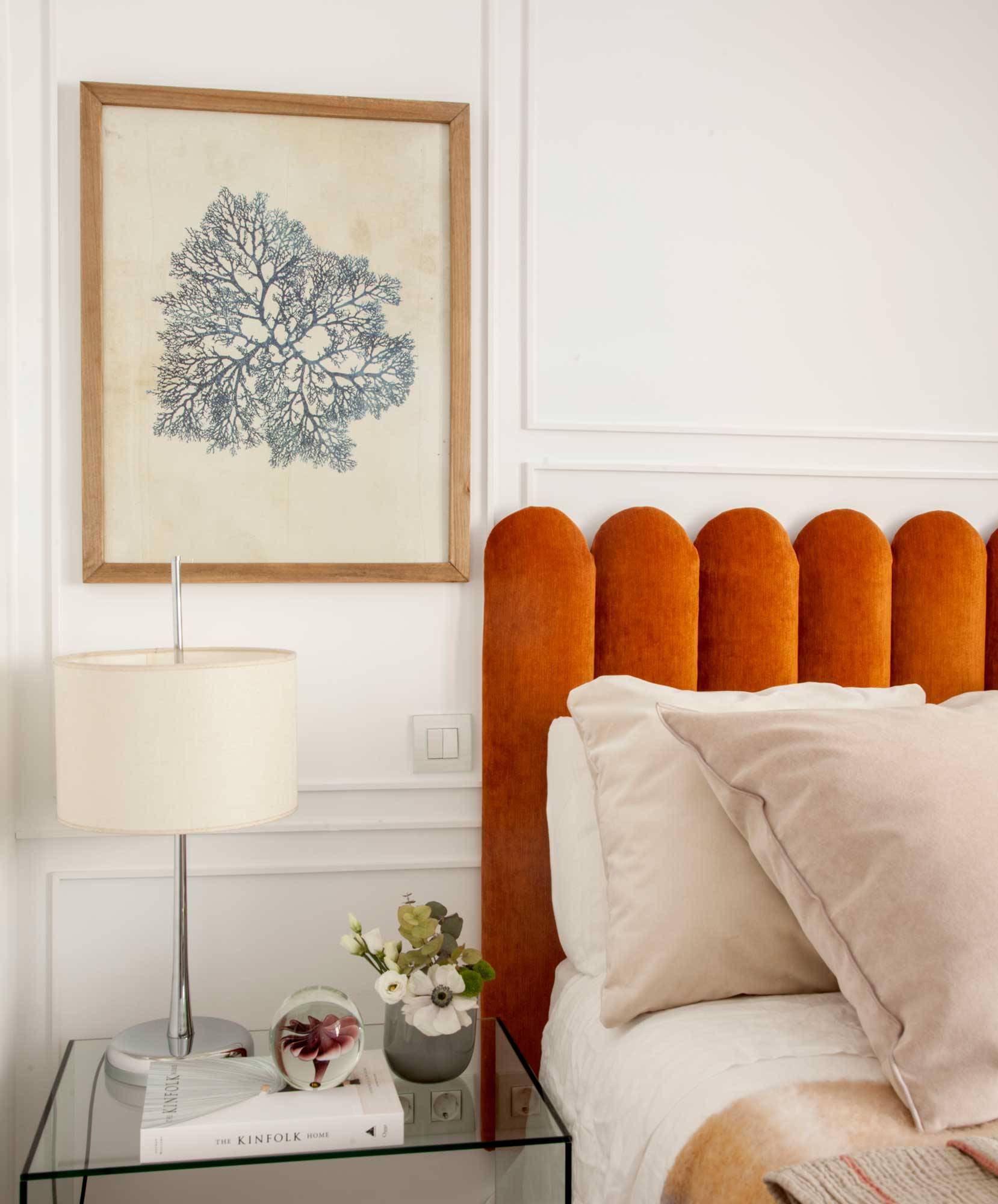 Dormitorio con cabecero moderno tapizado en terciopelo de color naranja. 