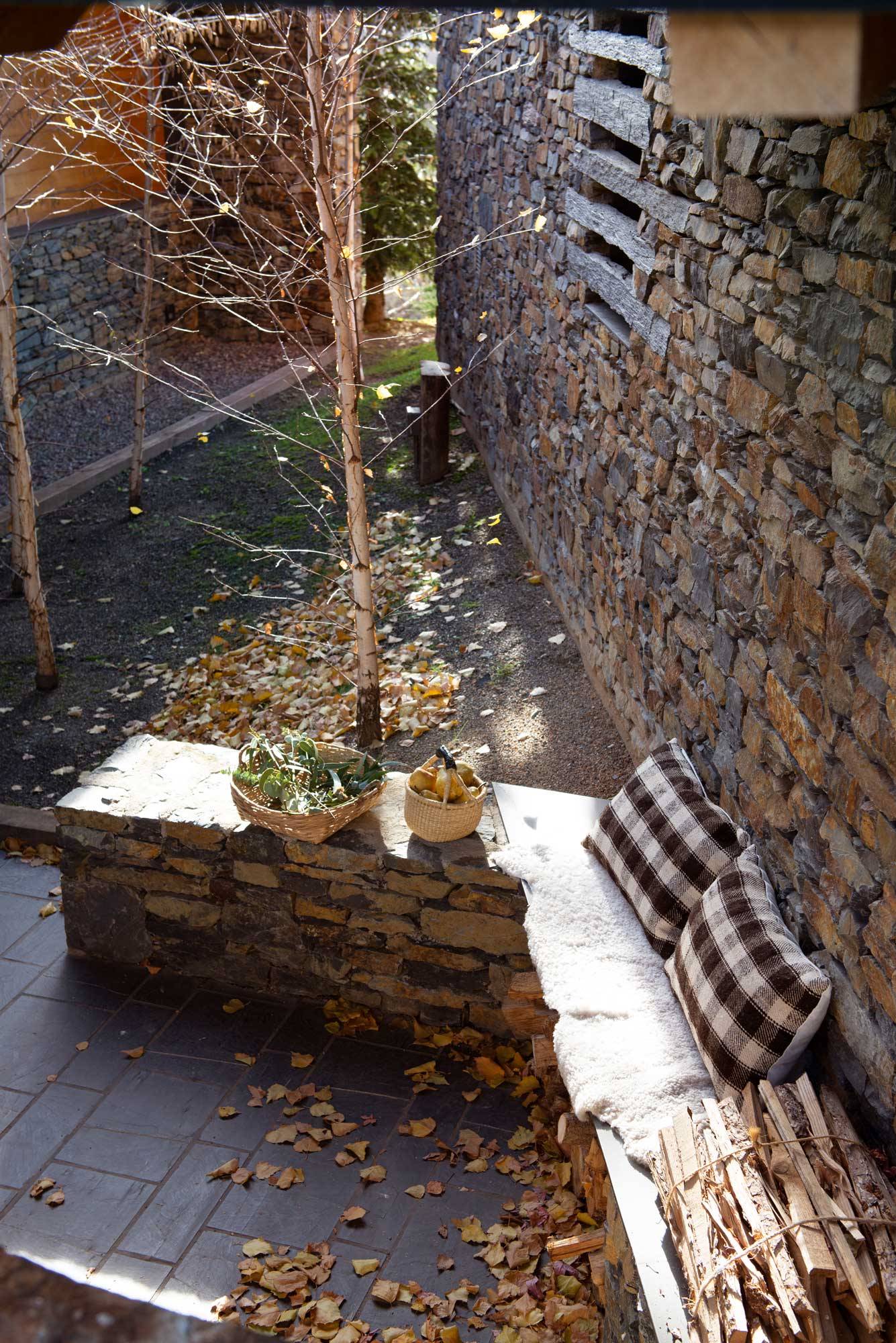 casa-piedra-exterior-invierno-aire-libre-terraza 00520038 O