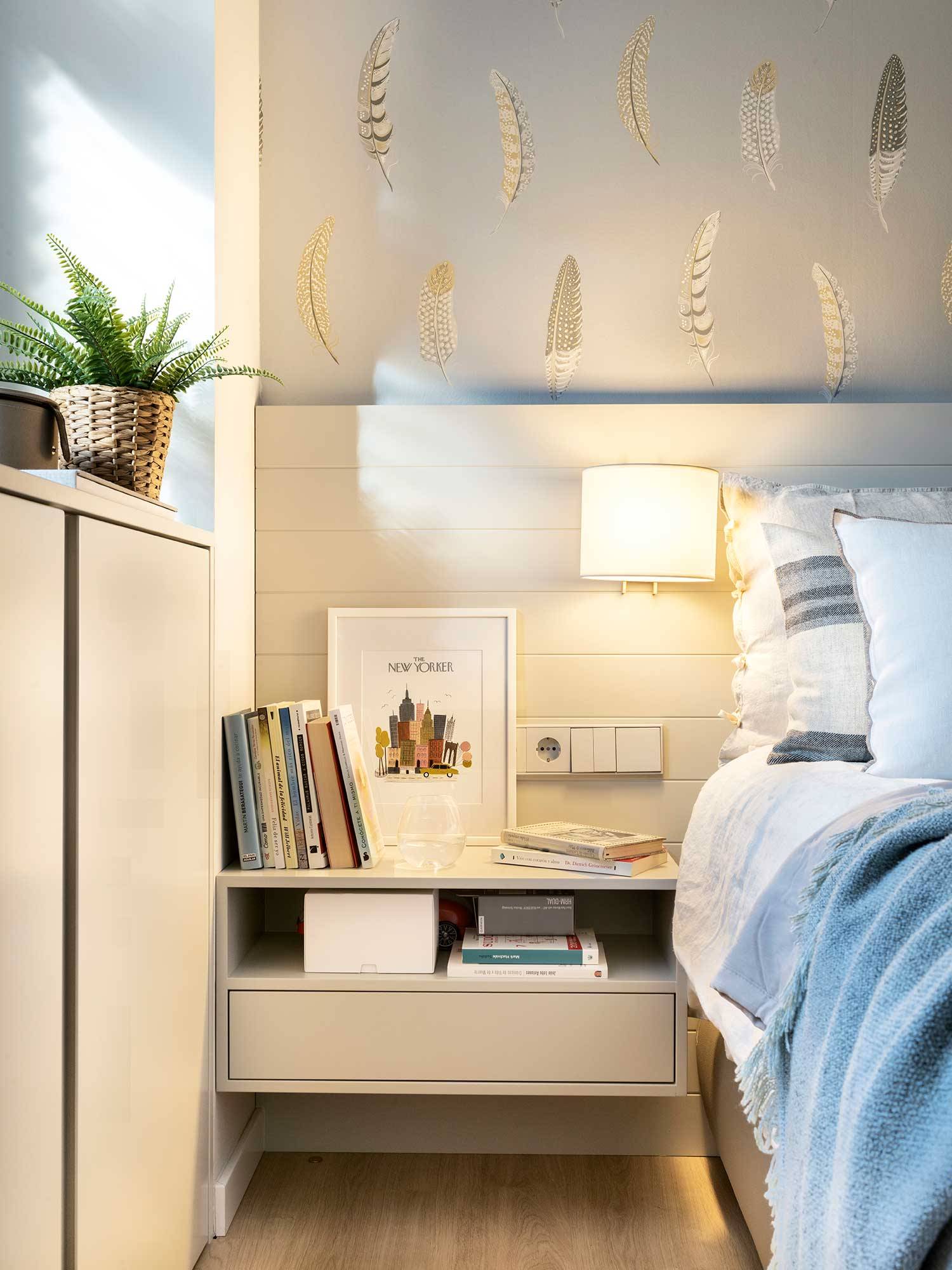Detalle de cabecero de dormitorio con pared con papel pintado de plumas_00522579
