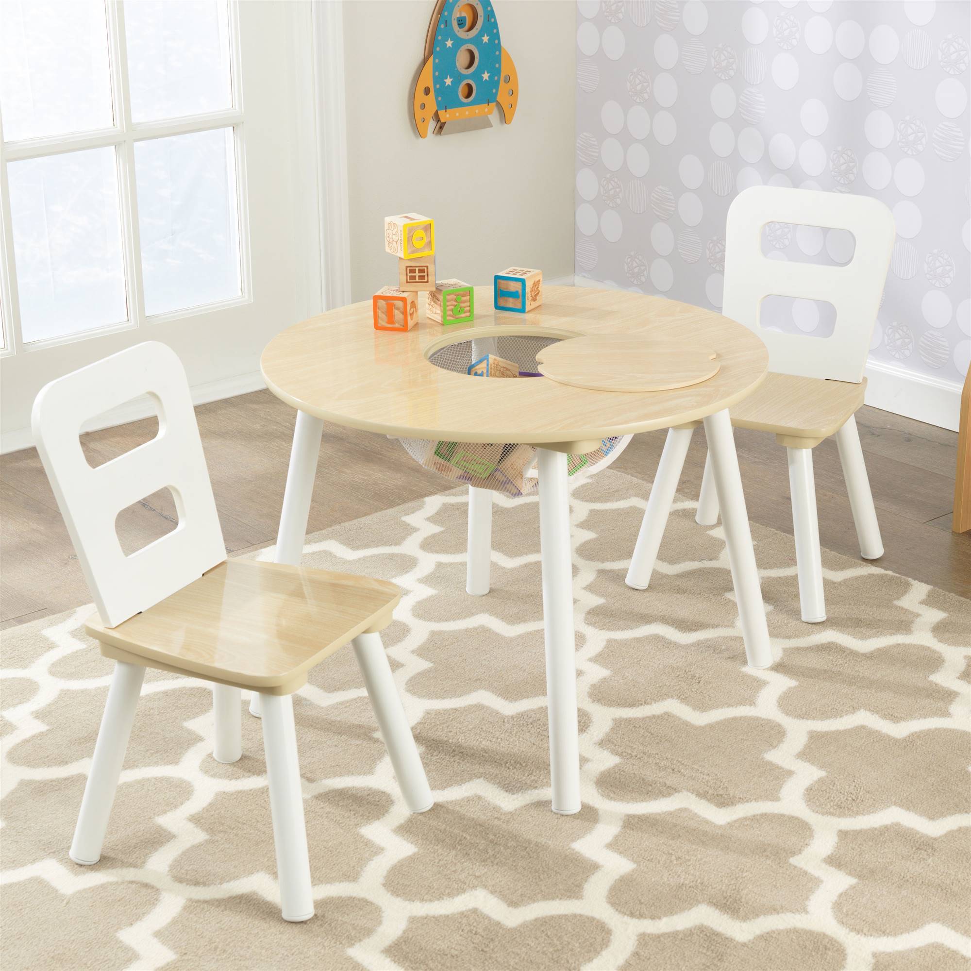 Mesa y dos sillas infantiles para la sala de juegos de Amazon