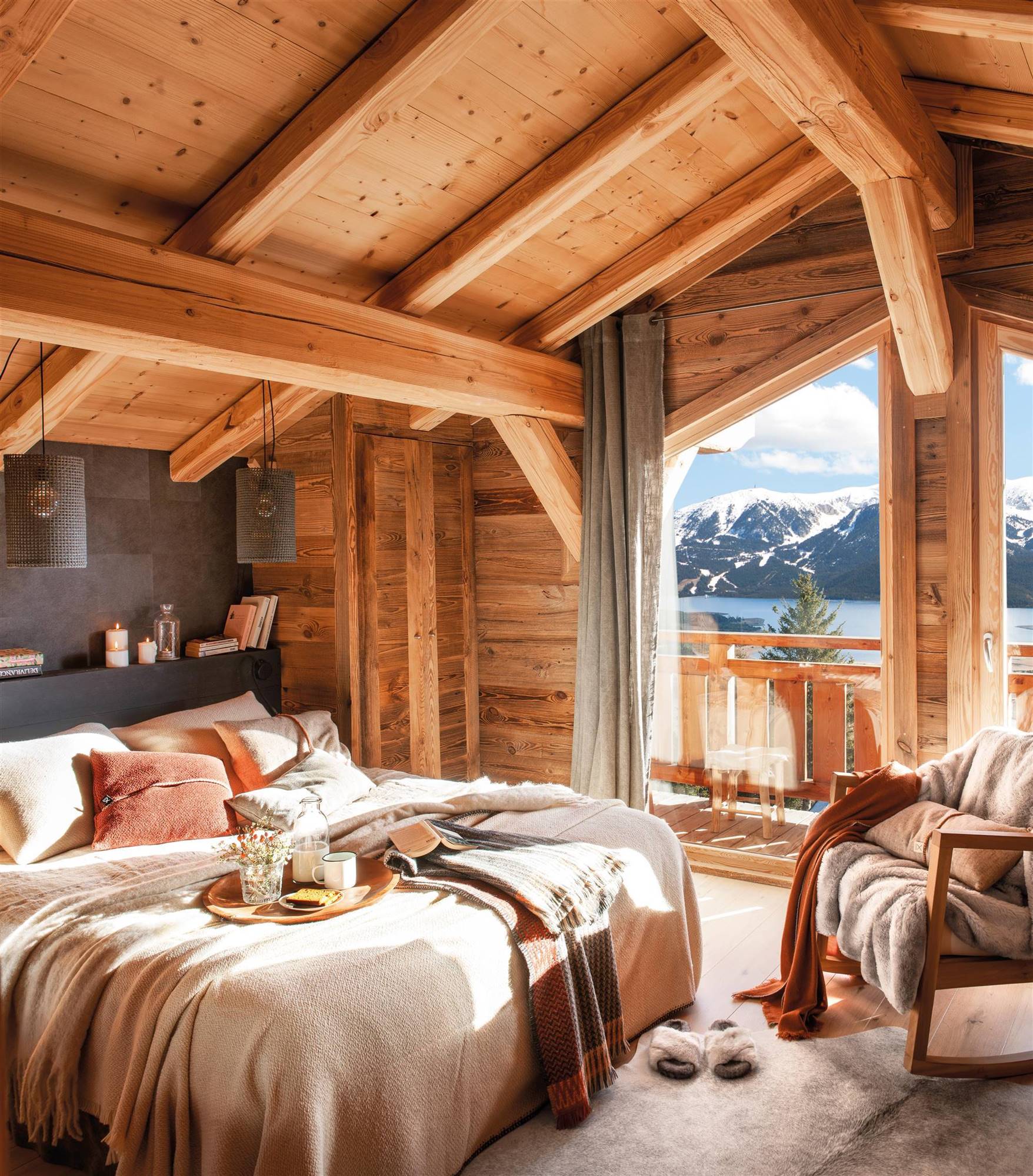 Dormitorio revestido de madera en casa de montaña con vistas a las montañas nevadas_00519484
