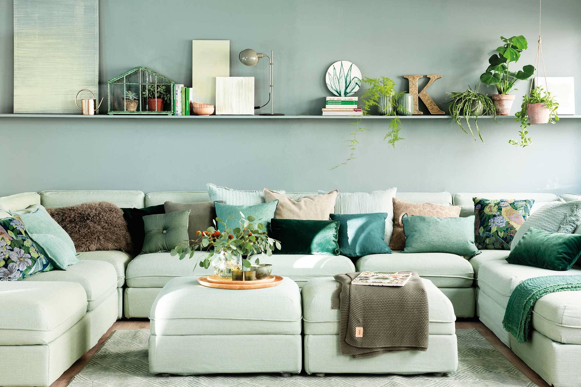 Salón con sofá modular verde_00493550