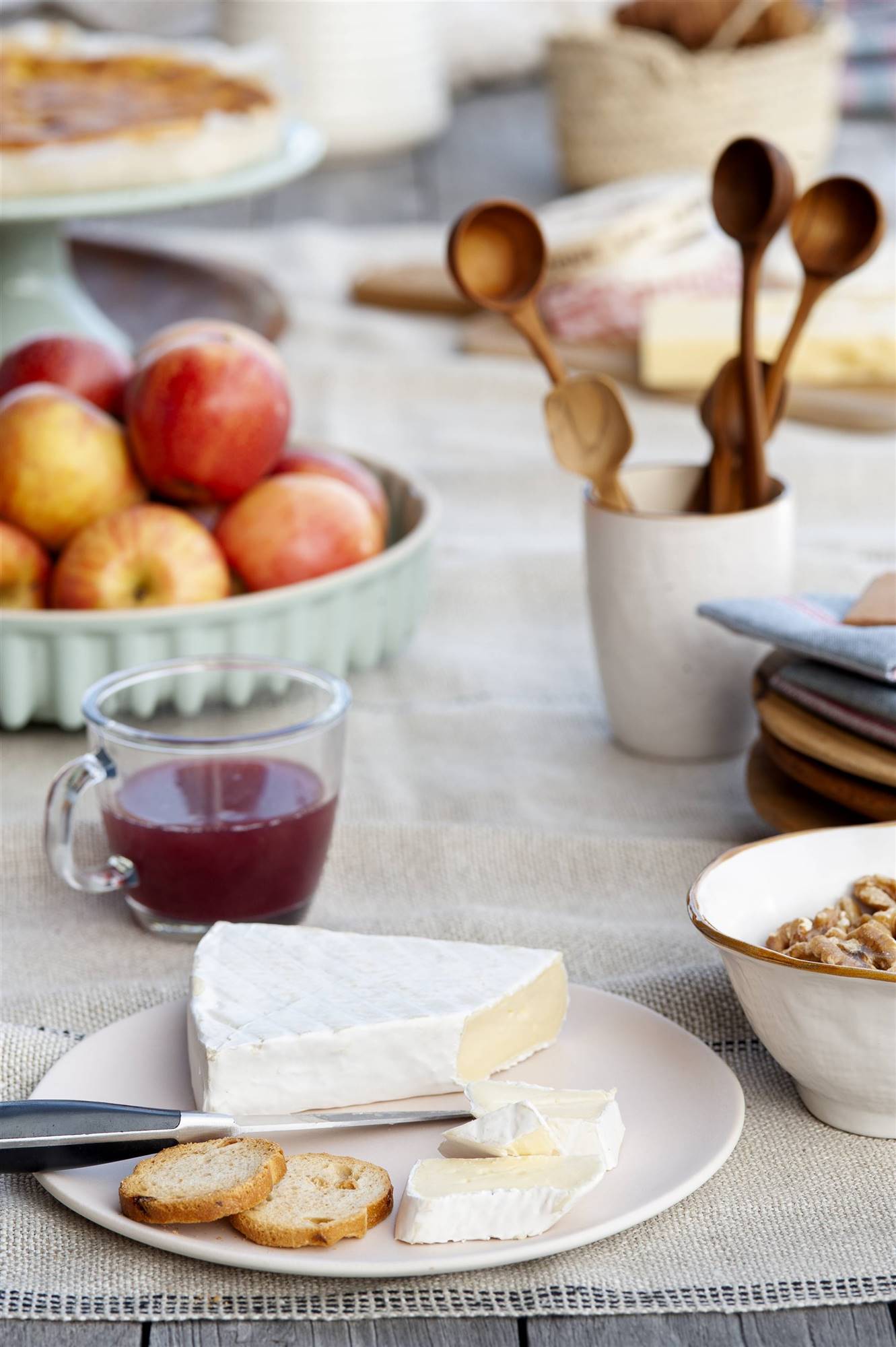 El desayuno ideal: fruta, queso y mermelada 