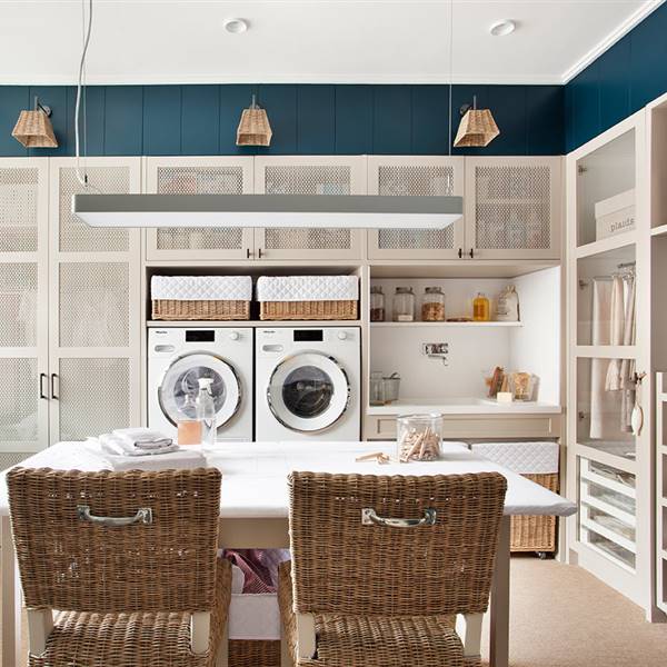 Este cuarto de lavado y planchado azul de Deulonder es un sueño cumplido