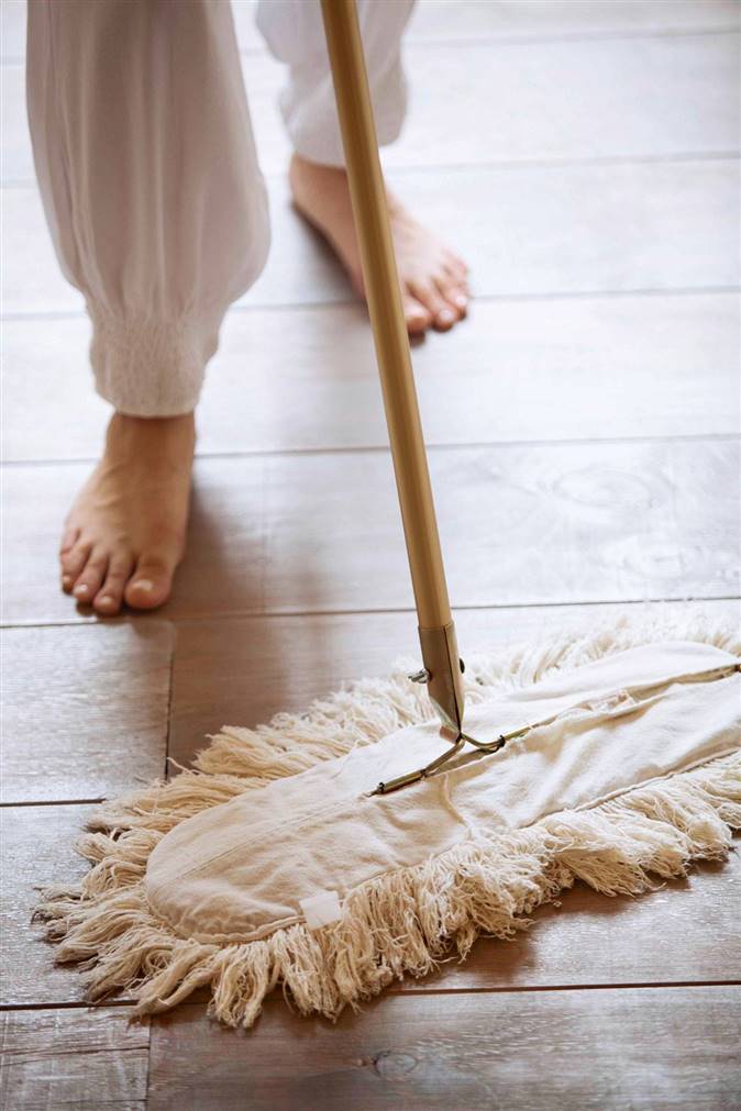 Errores de limpieza: 8 cosas que haces al pasar mopa