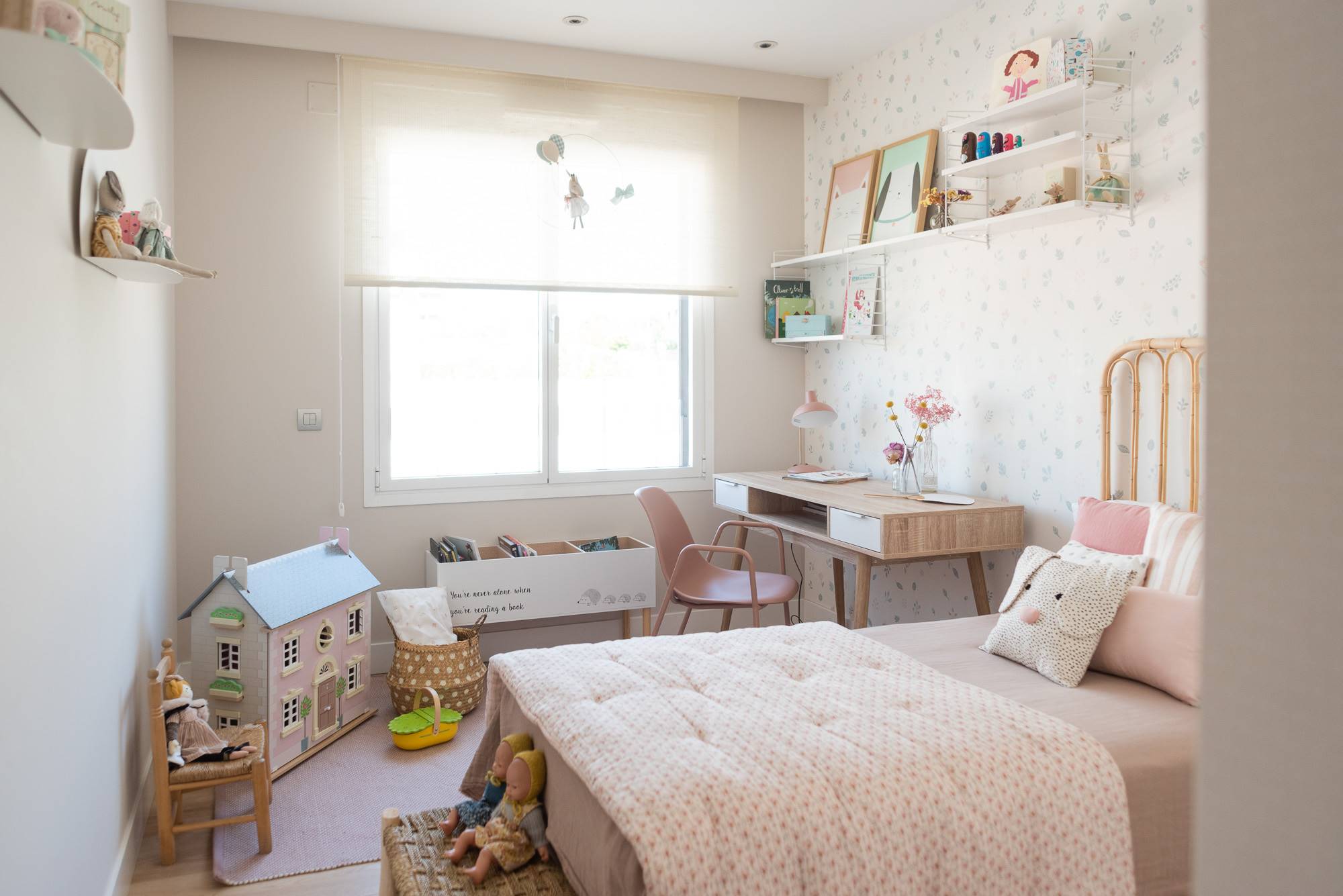 Después: un bonito dormitorio de niña en rosa y con escritorio