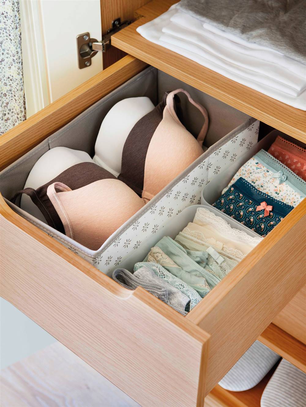 Detalle cajón armario con soluciones para guardar la lencería