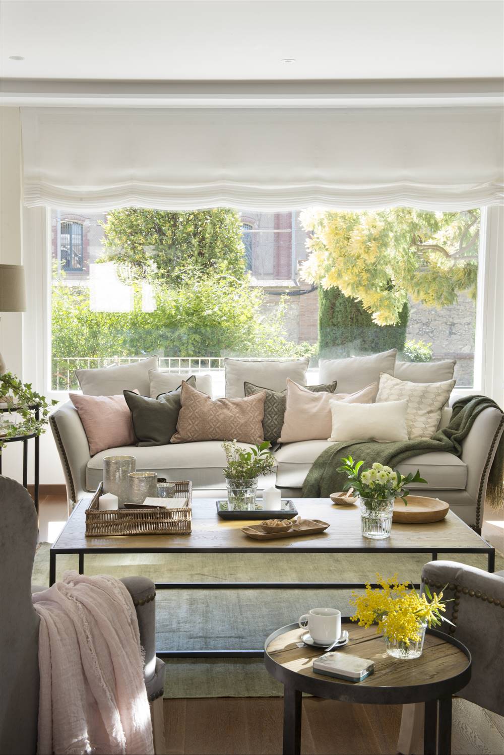 sofa blanco con cojines rosas y verdes 00482015 O