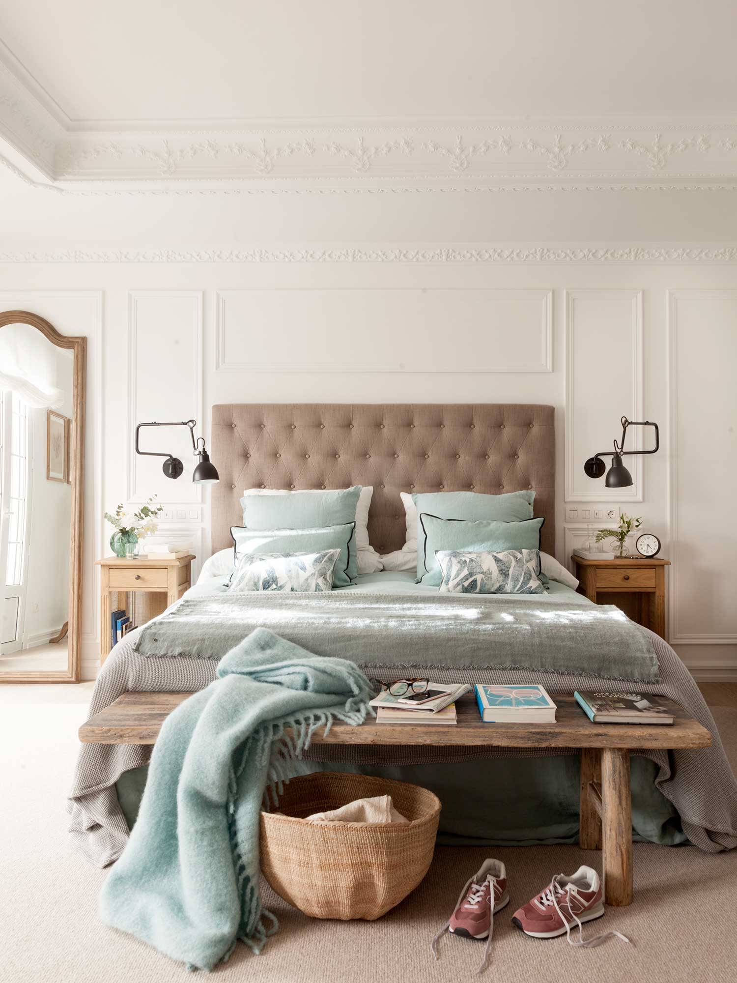 Dormitorio blanco con molduras y cabecero tapizado en capitoné_00507001 O