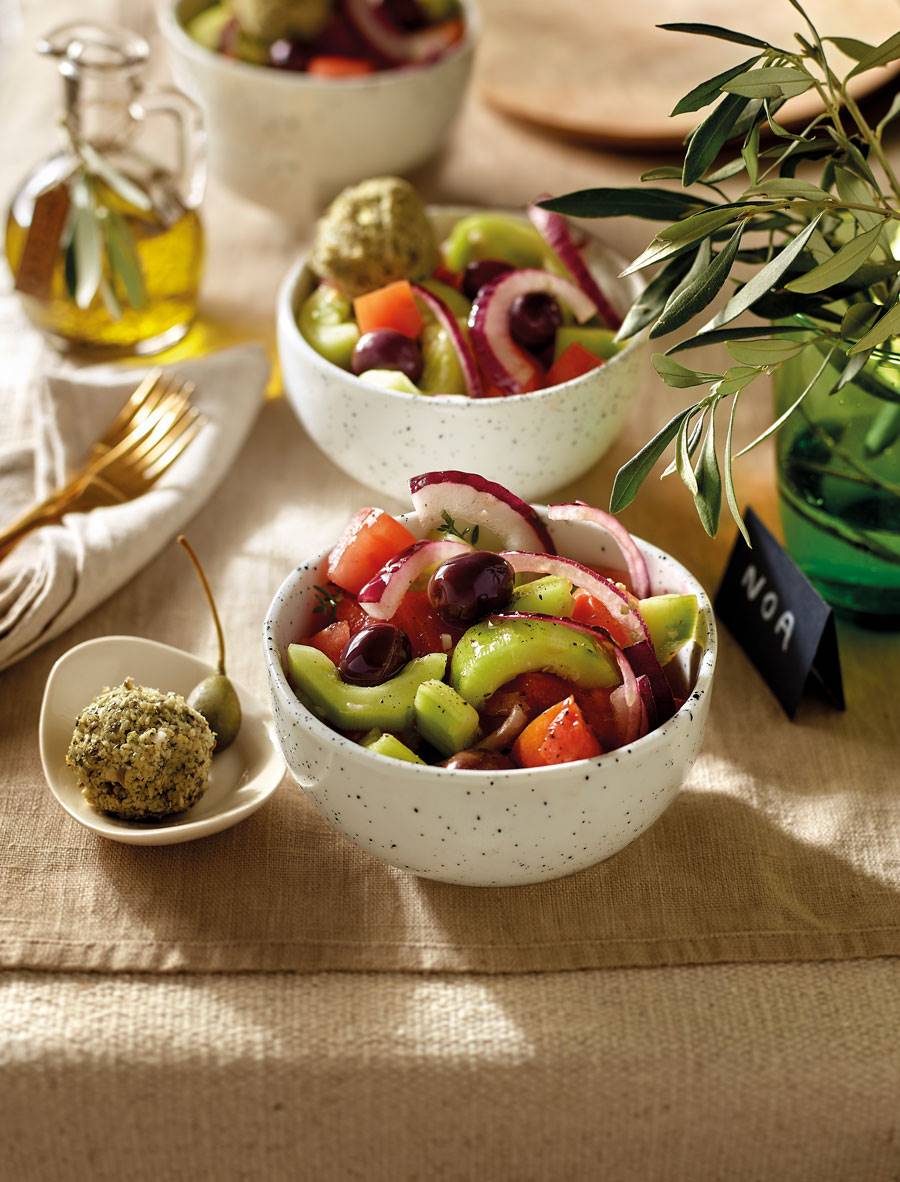 Comida saludable: receta de ensalada griega con paté de pipas.