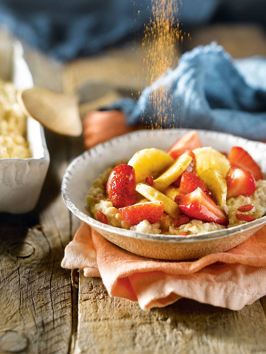 Comida saludable: receta de porridge de fresas y plátano.