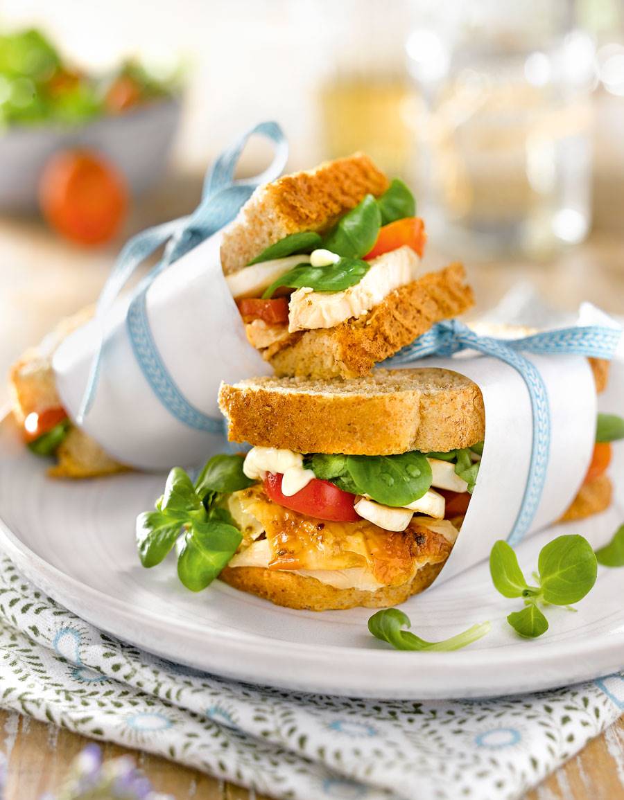 Comida saludable: receta de sándwich de pavo con tomates y canónigos. 