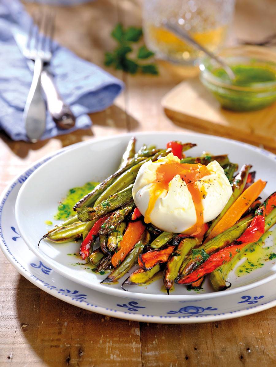 Comida saludable: receta de verduras al horno con huevo poché. 