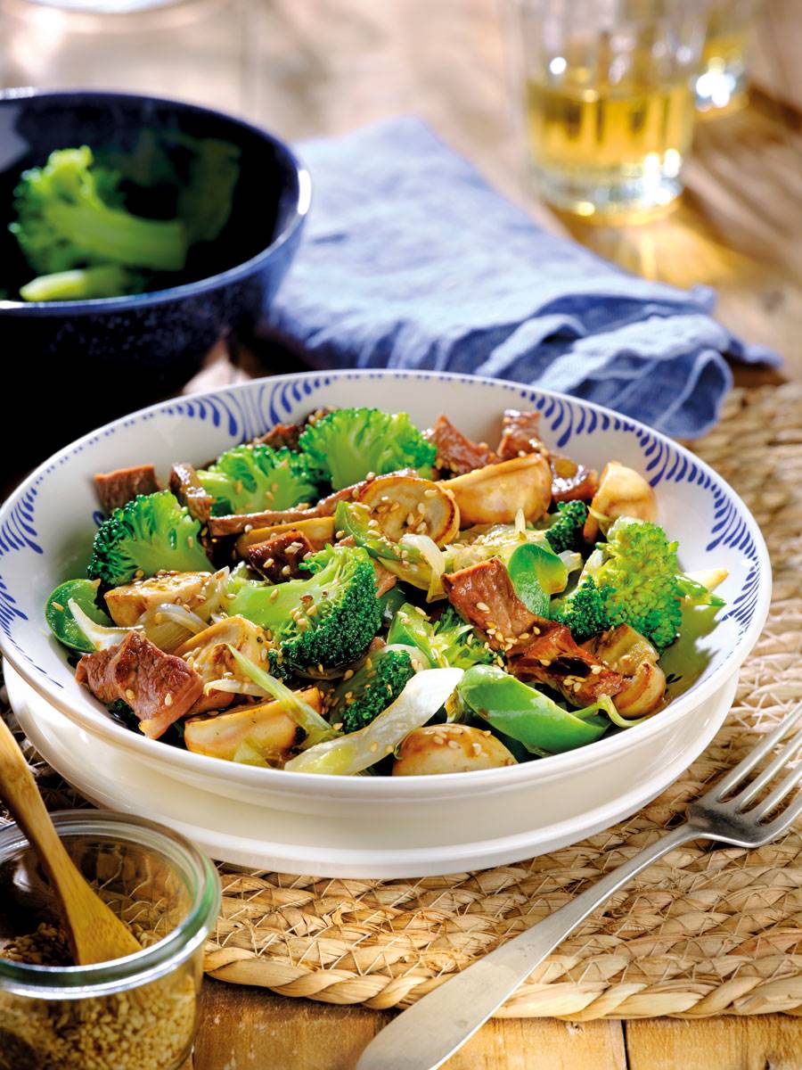 Comida saludable: receta de ternera salteada con brócoli, champiñones y pimiento verde.