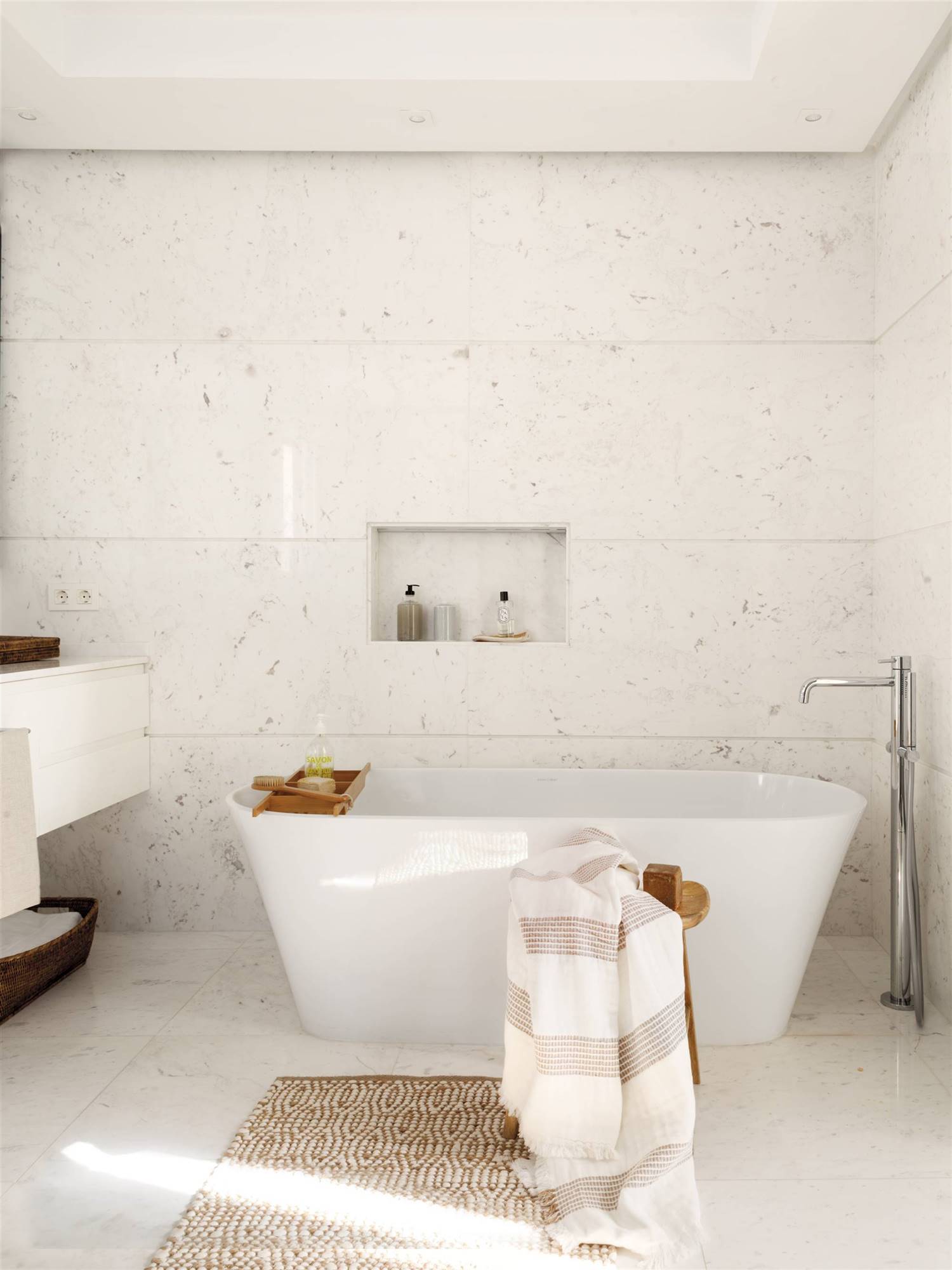 Baño con paredes de mármol.