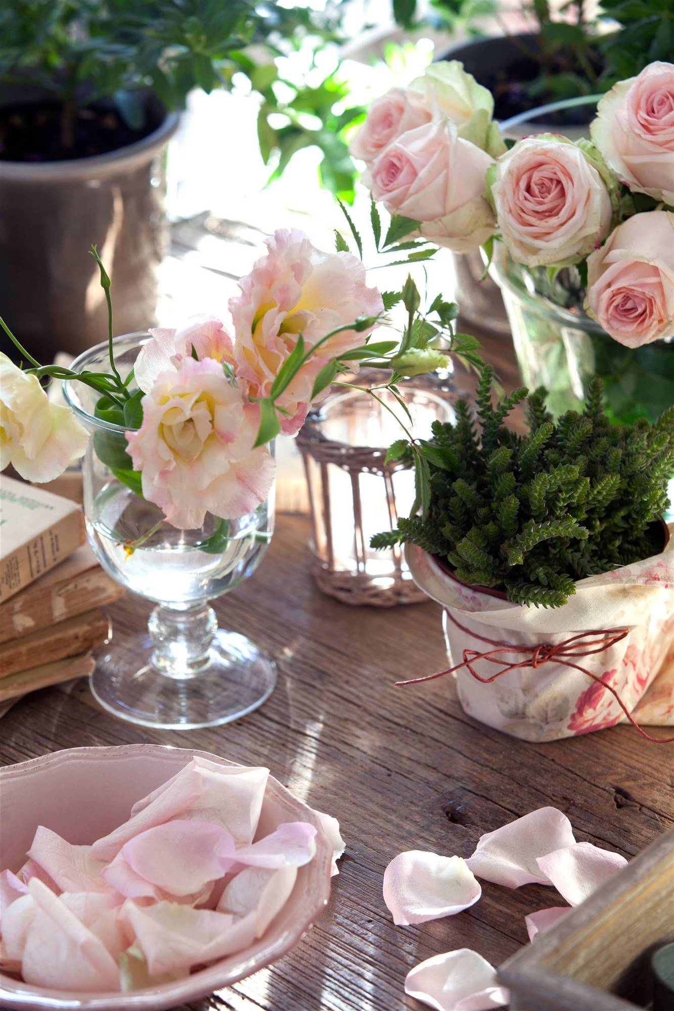 jarron flores y petalos de rosa idea mesa san valentin 00389618