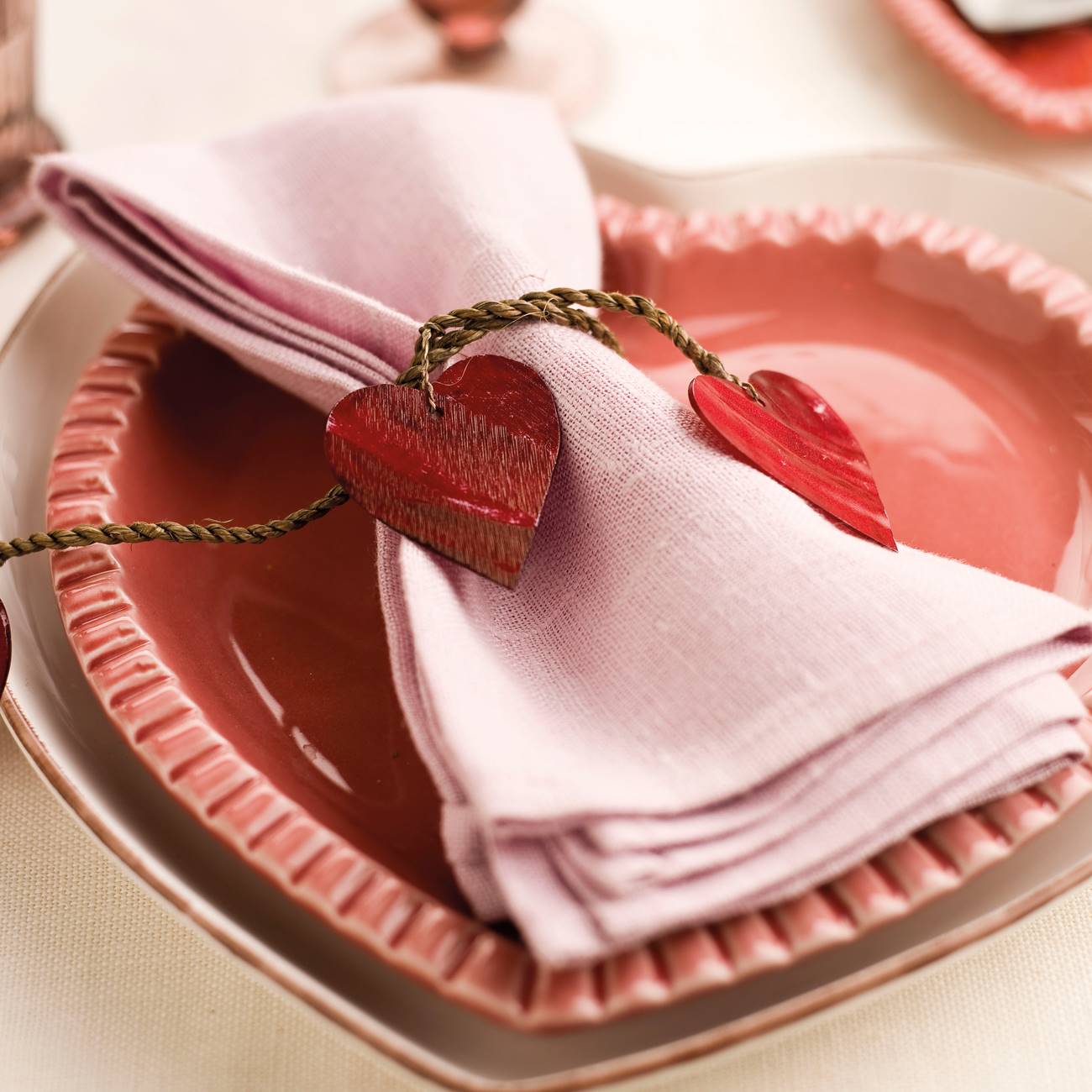 Servilleta rosa con servilletero de corazones y vajilla con forma de corazón en rojo y rosa 312199