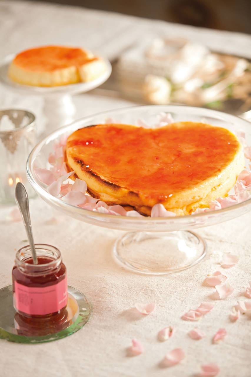 Tarta de queso con mermelada de pétalos de rosa.