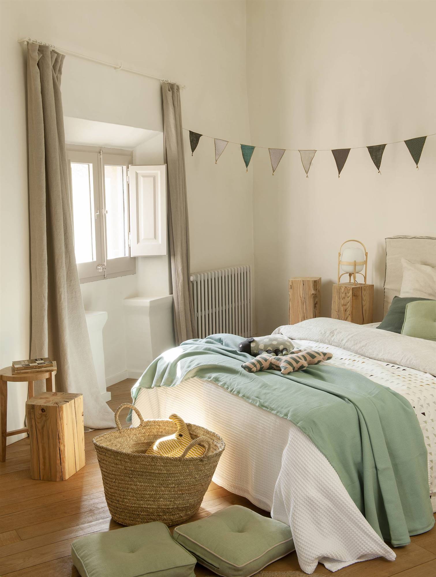 Dormitorio juvenil con madera y fibra, cama grande y ropa de cama color verde menta.