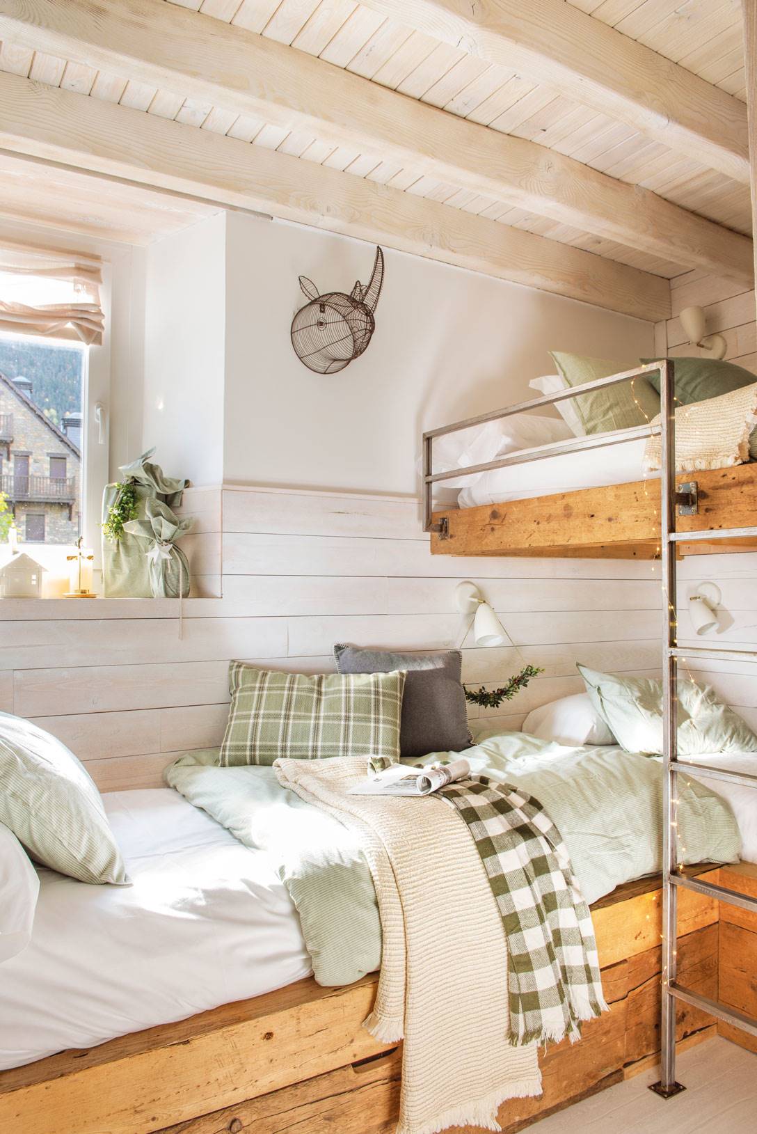 Dormitorio infantil con literas en madera natural y madera pintada de blanco.