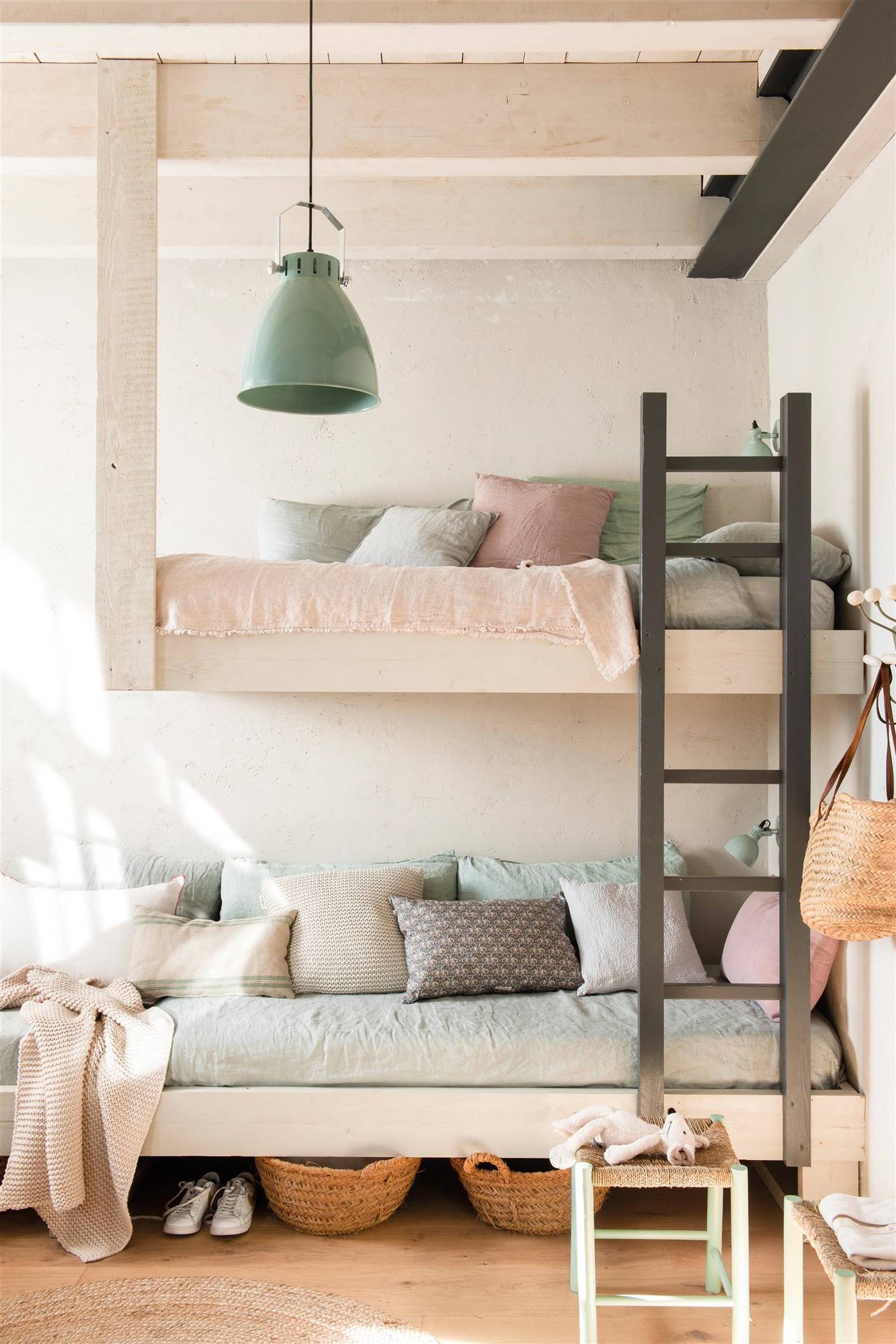Dormitorio infantil con literas con escalera y ropa de cama turquesa. 