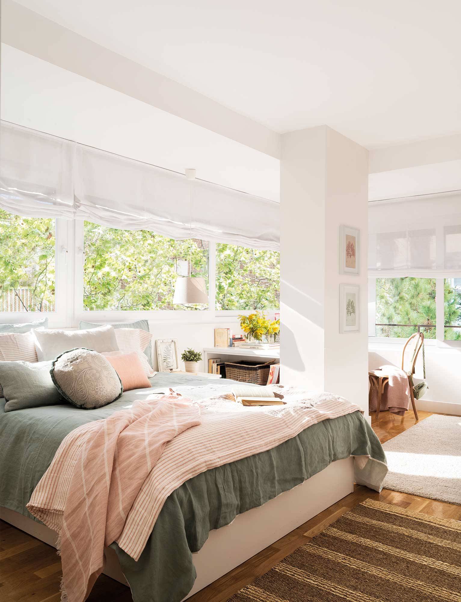 Dormitorio blanco con zona de estudio y grandes ventanales en "L" 00522640