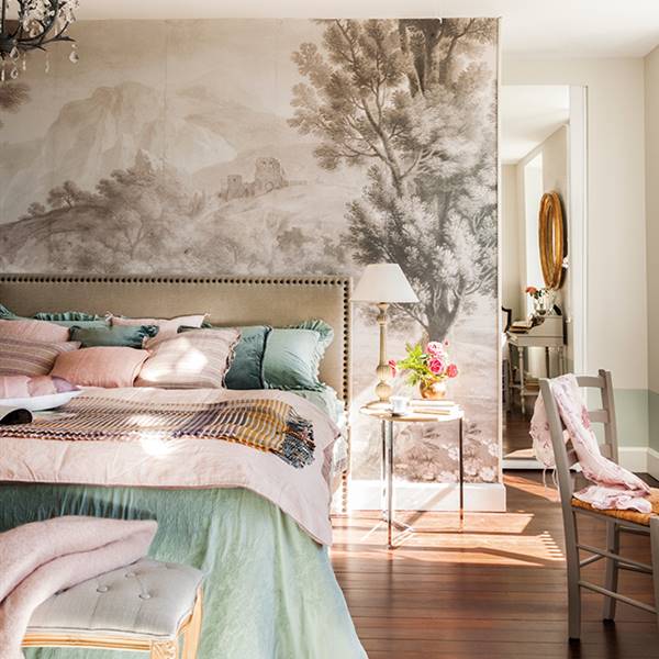 dormitorio romántico con papel pintado