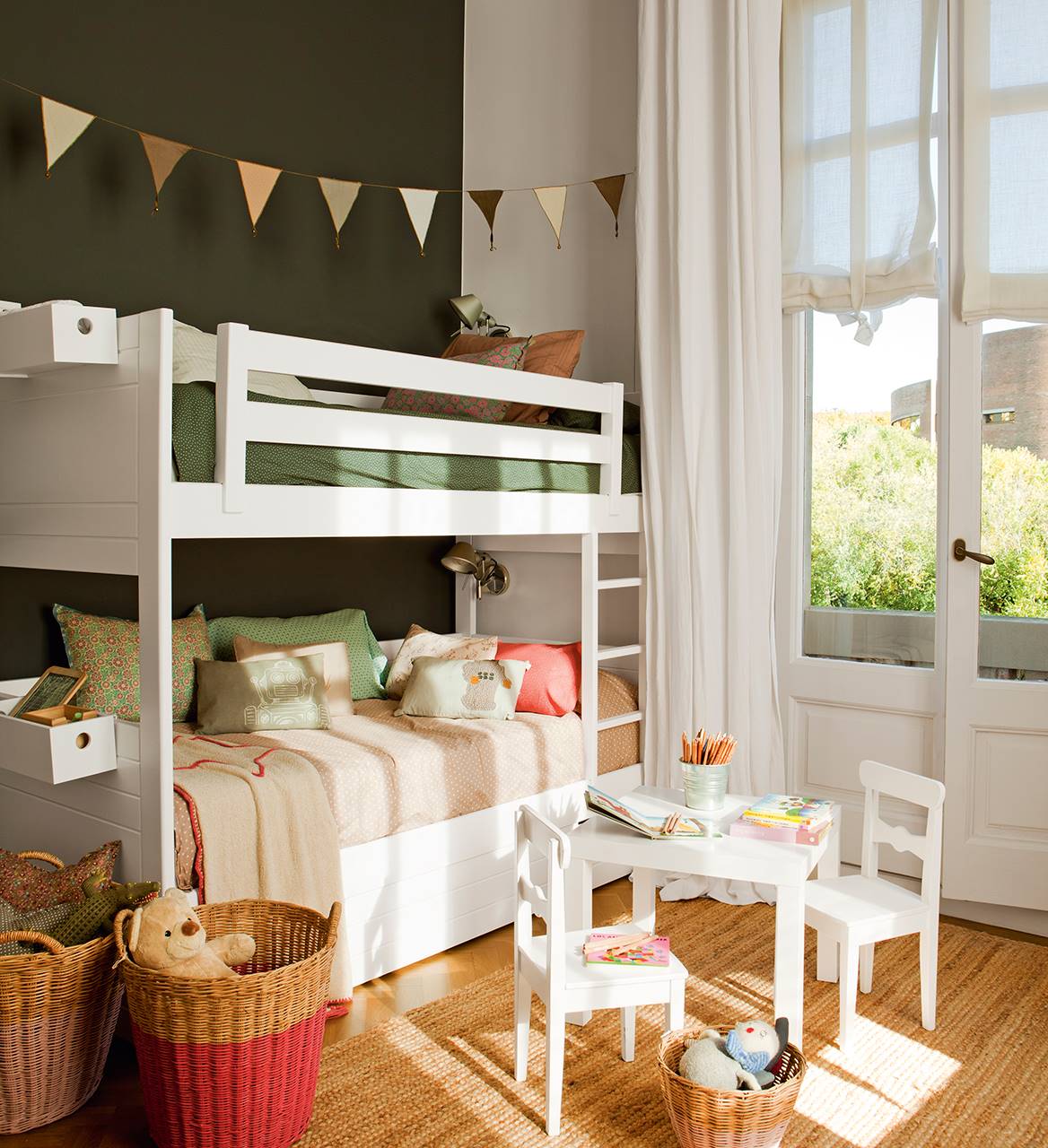 Dormitorio infantil con litera blanca y pared pintada en color verde oscuro