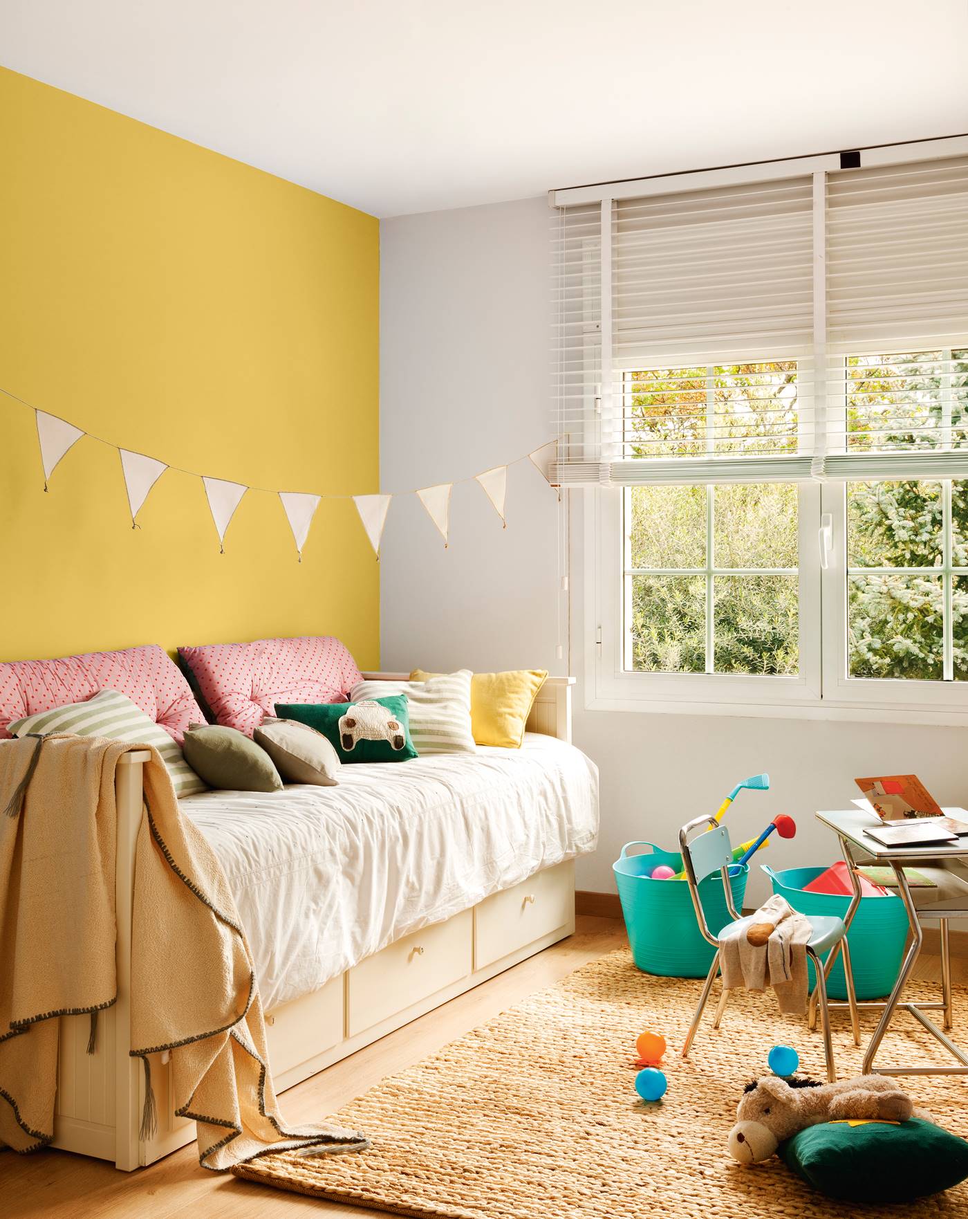 Habitación infantil con pared pintada en color amarillo