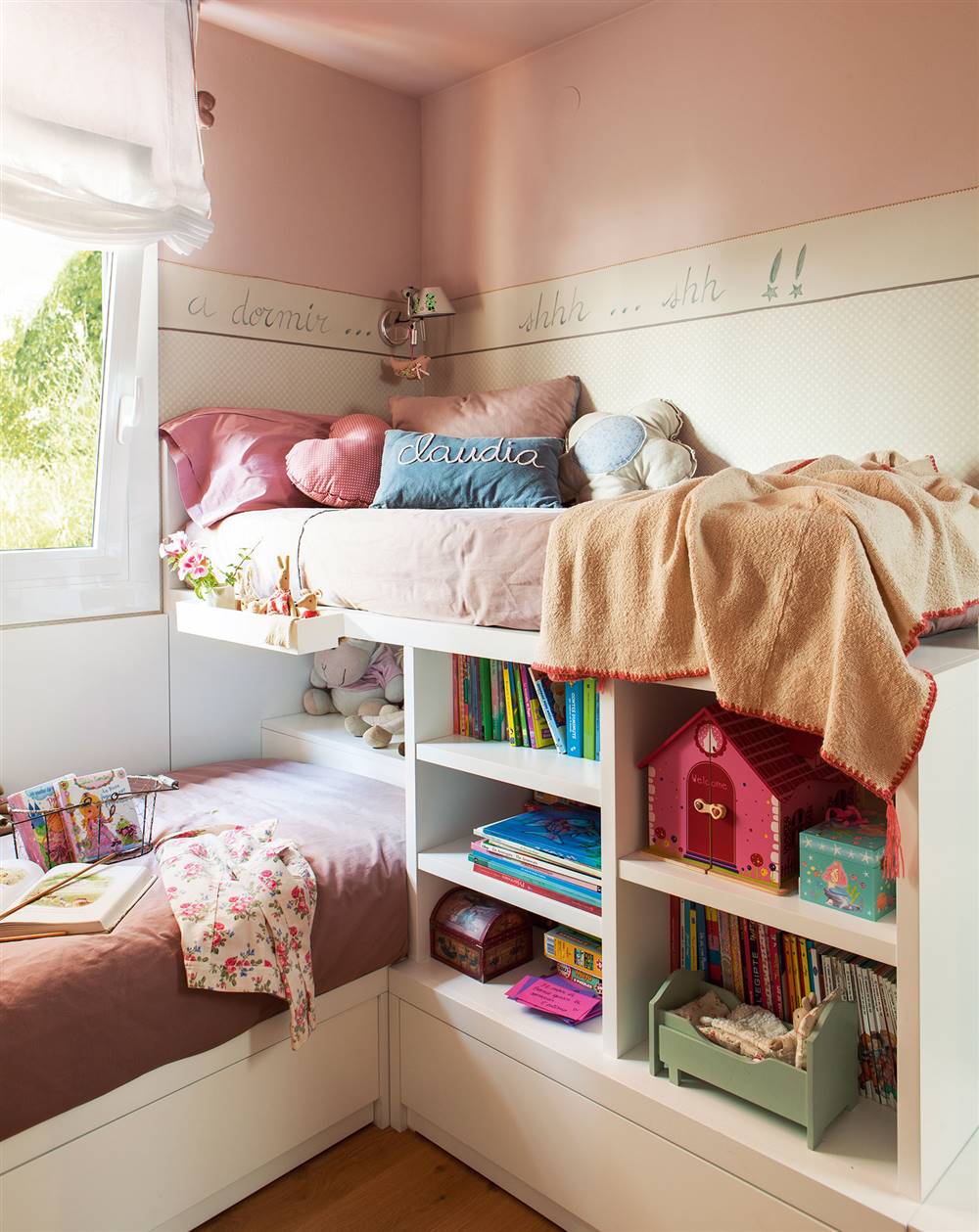 27 dormitorio-infantil-con-literas-en-perpendicular-y-estantes-a-modo-de-libreria-en-la-estructura-de-las-camas 0b8910e8
