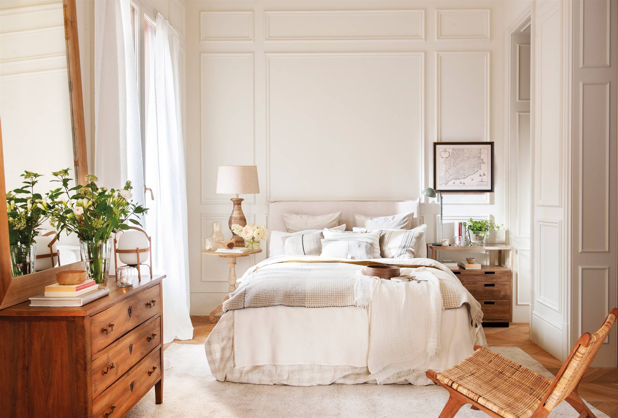 Dormitorio clásico en blanco y madera. 