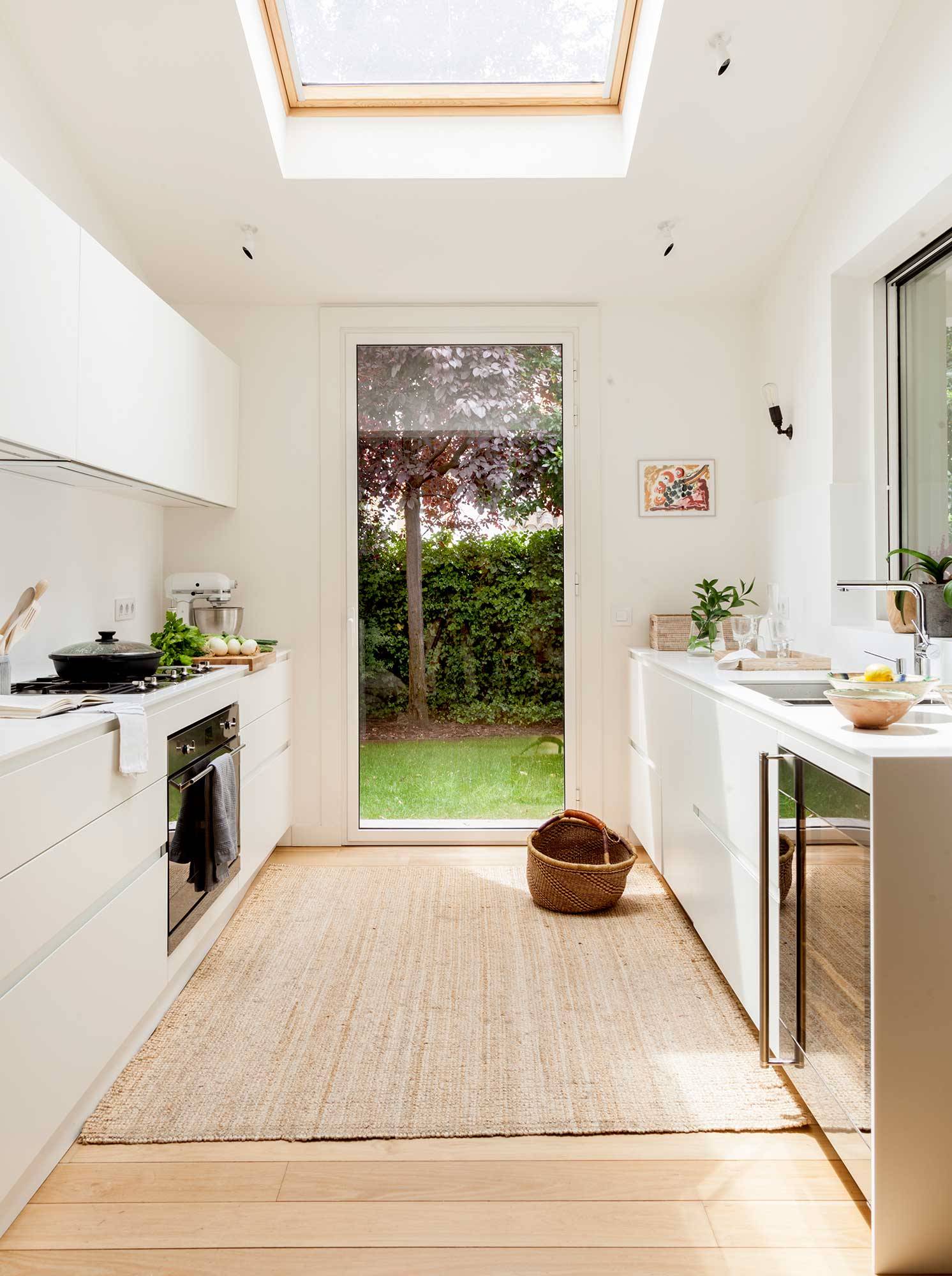 Cocina blanca con claraboya y puerta que da al jardín 00510159 O