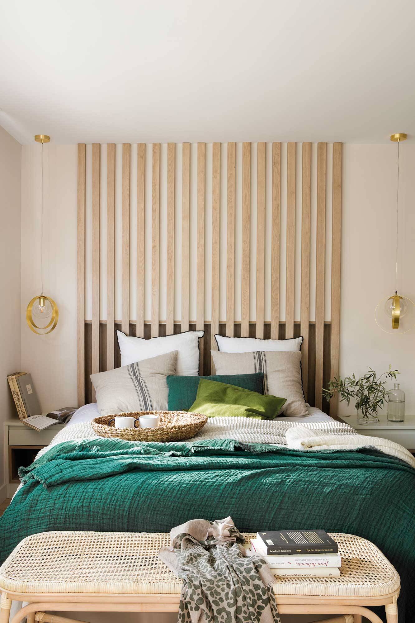 Dormitorio moderno con cabecero grande de lamas de madera. 