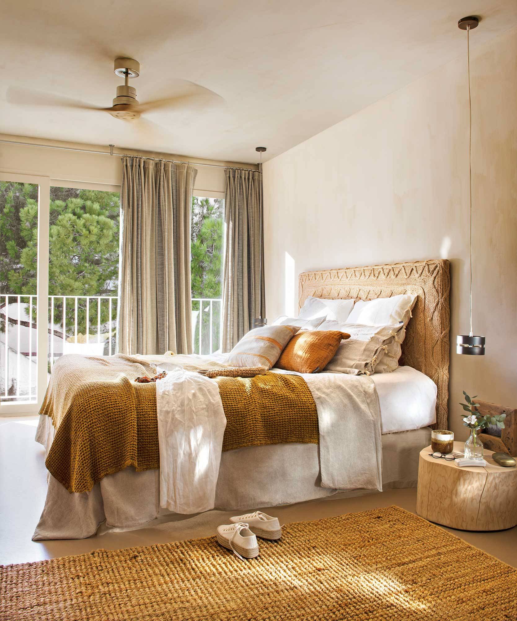 Dormitorio en tonos arena muy natural y cabecero de fibras 00525493