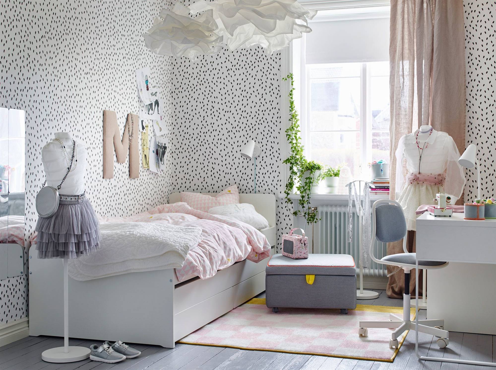 Dormitorio juvenil de IKEA con cama nido SLÄKT y papel pintado con puntitos