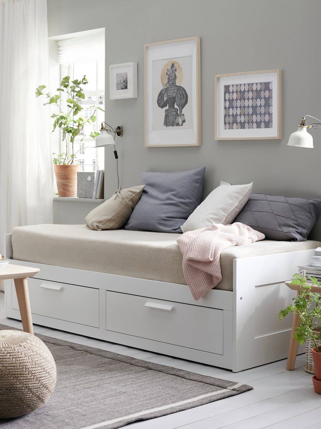 Dormitorio juvenil de IKEA con diván BRIMNES y ropa de cama en tonos neutros