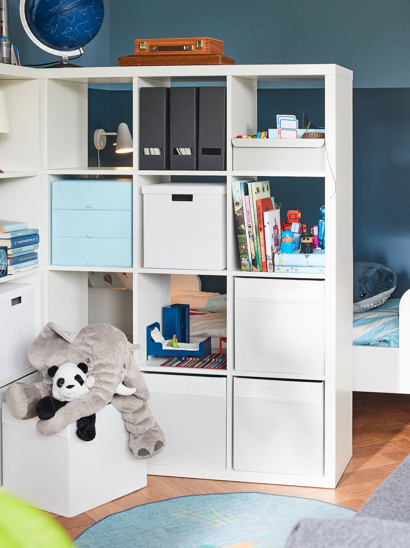 Dormitorio juvenil de IKEA con estantería KALLAX como divisor de ambientes